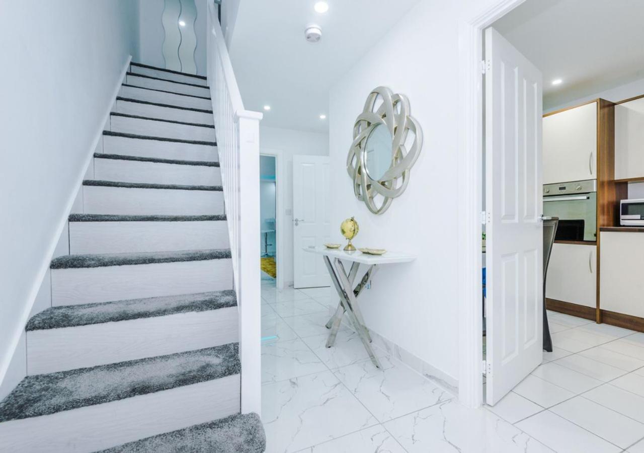Luxury 3 Bedroom House Close To Manchester Center Exterior photo