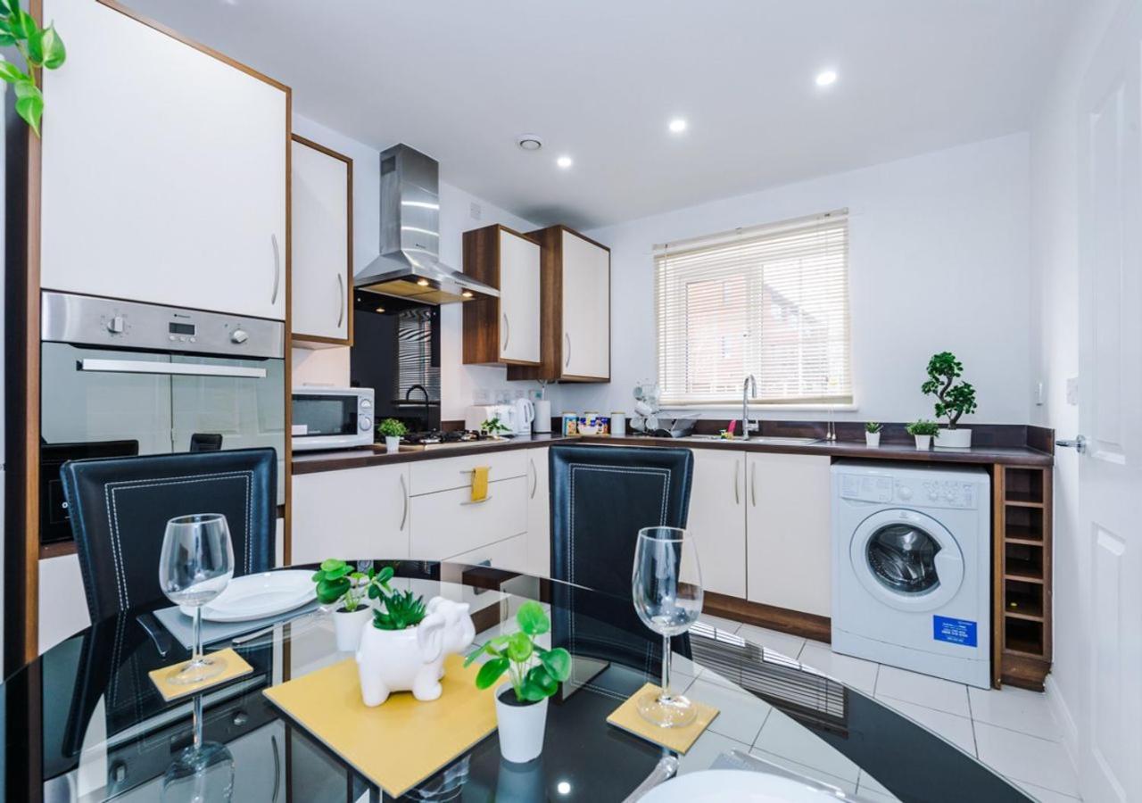 Luxury 3 Bedroom House Close To Manchester Center Exterior photo